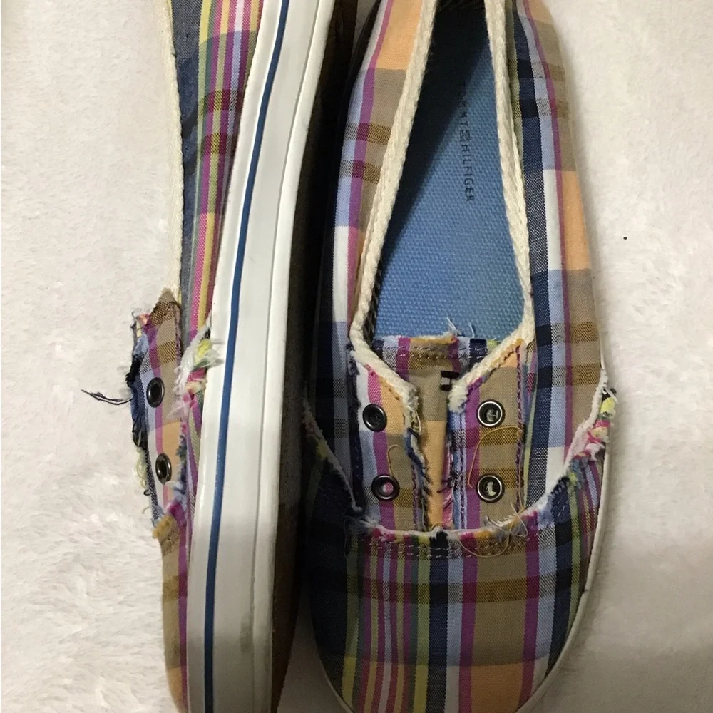 Women’s size 6 Tommy Hilfiger flats sneakers